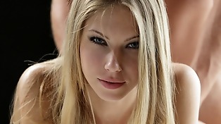 It isn't a problem for the girl with blue eye to implicate the roomie in sex