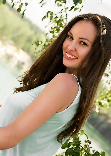 Nice smiling naked woman Tanya Grace in outdoor nudes