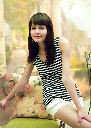 Young naked girl shows every inch of her mind-blowing figure