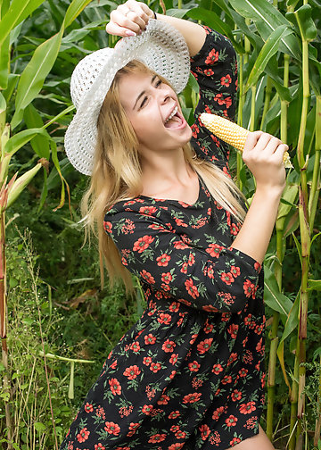 Blonde babe wants to remove her sexy dress in the cornfield