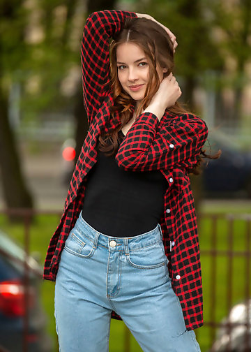 Babe removes her casual clothing and shows her spectacular body