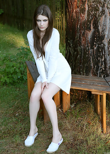 Pate chick goes outdoors to show her sensual figure in the sunlight