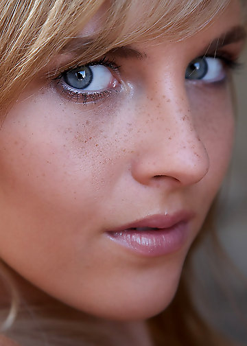 Belle with great tits provocatively poses in the living room