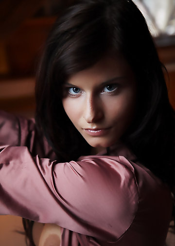 Smashing woman lies naked on the bed