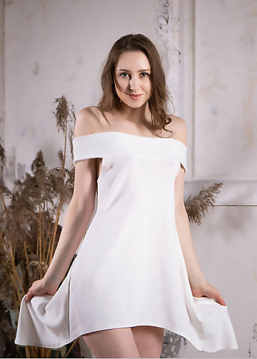 All-natural nude girl doesn't want her body covered with clothes