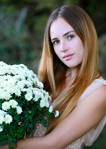 Cute babe demonstrates her perfect naked body in the fresh air