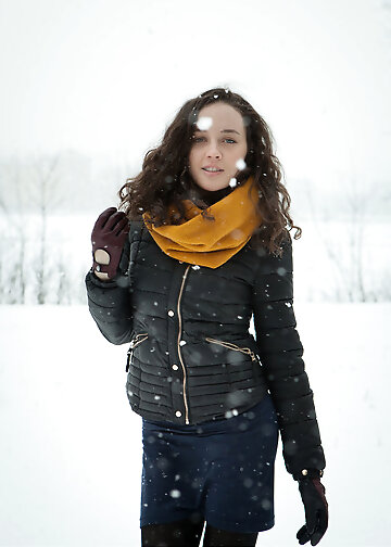 Innocent hottie comes home and decides to take her black dress off