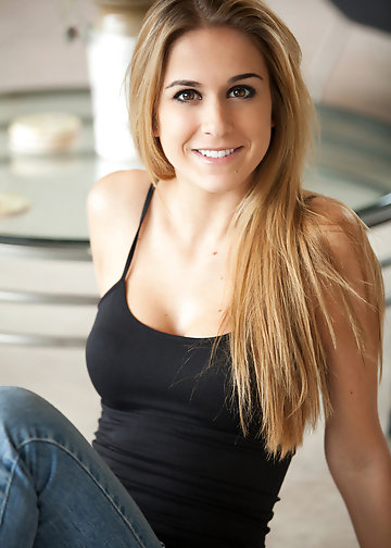 Sensual hottie's panties compliment her round booty