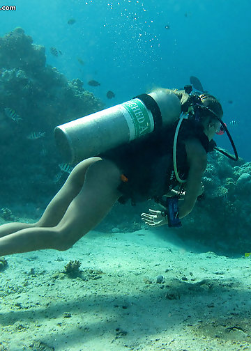 Brave minx combines scuba diving with nude modelling
