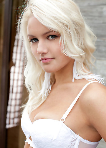 Hottie with blue eyes goes outdoors for a naked session