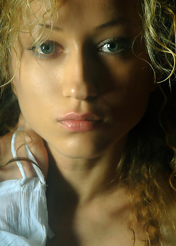 Curly-haired young woman with beautiful eyes and body in nude pics