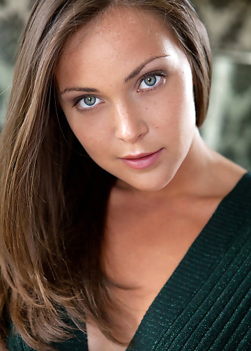 Blue-eyed stunner lifts her shirt for a better view of her pussy